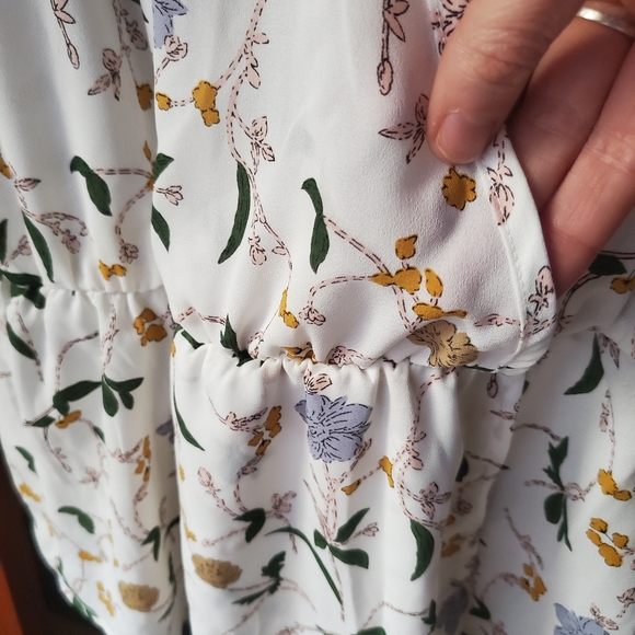 Beautiful floral tank top blouse - Picture 2 of 5